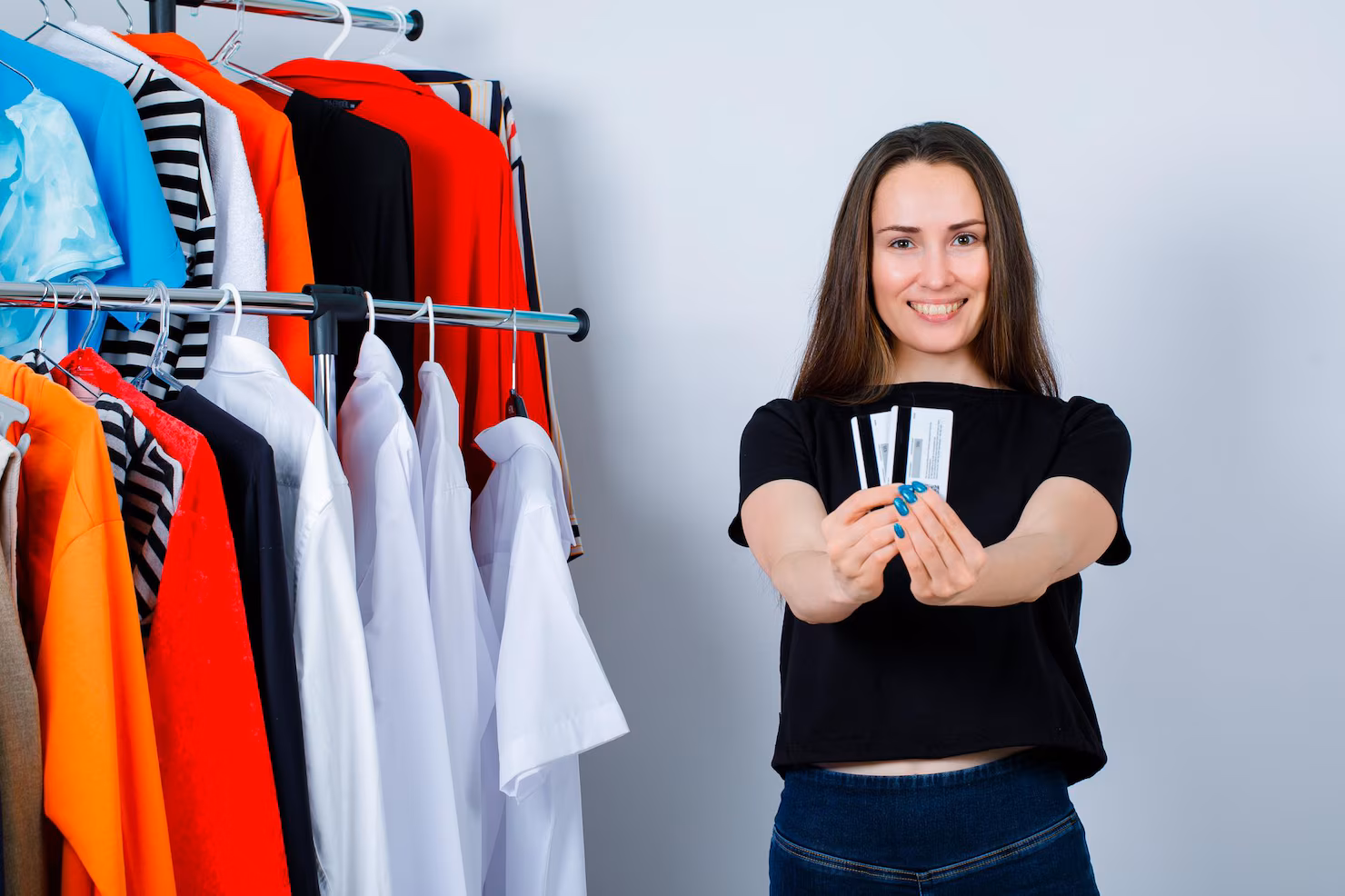 nina sonriente muestra tarjetas credito camara fondo ropa 176474 116773